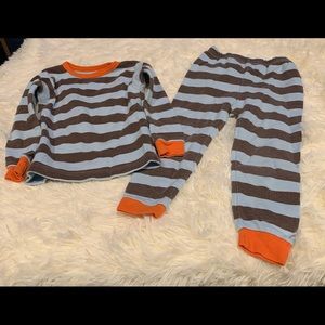 🔥NWOT - Boys 2-piece pajama set. 2T